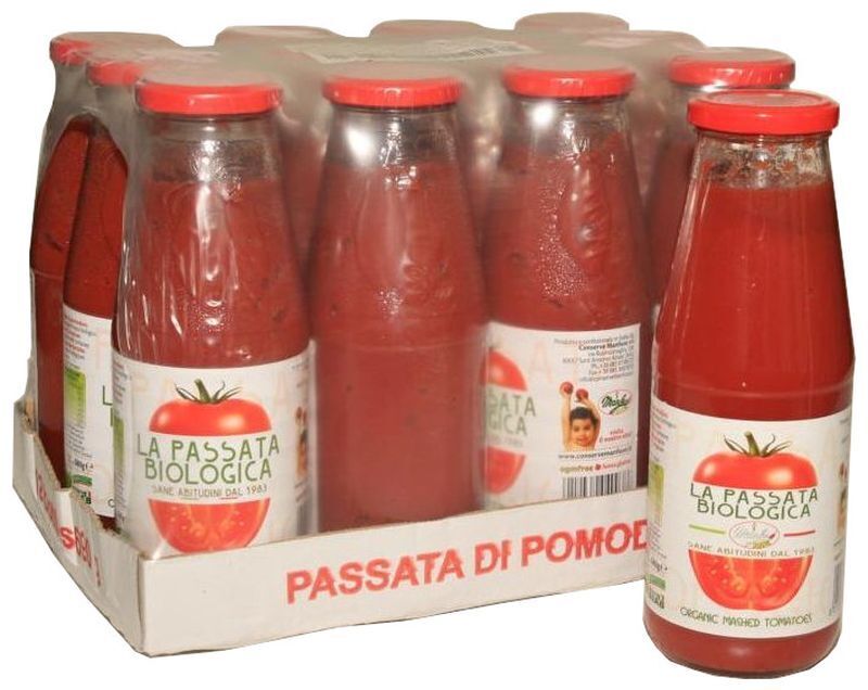 Kasse med glasflasker fra 'La Passata Biologica' med økologisk passata (moste tomater), røde låg og etiketter, leveret i papbakke