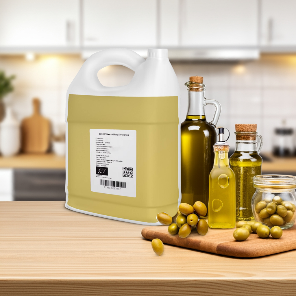 Stor plastikdunk med økologisk ekstra jomfru olivenolie på køkkenbord ved siden af glasflasker og grønne oliven