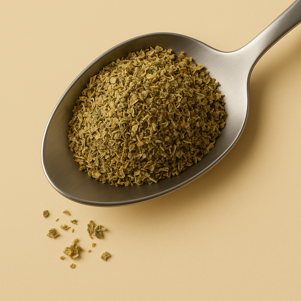 Ske med tørret pizzakrydderier på beige baggrund