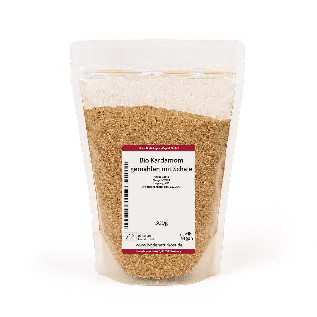 Genlukkelig gennemsigtig pose med 300 g økologisk stødt kardemomme (med skal); brun fint pulver i pose med hvid etiket, stregkode og vegansk symbol