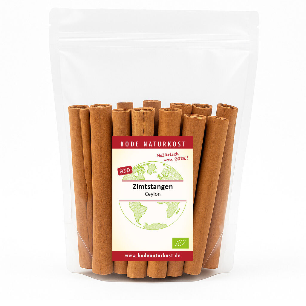 Gennemsigtig genlukkelig plastpose med økologiske Ceylon kanelstænger stående oprejst og synlig Bode Naturkost-etiket på forsiden