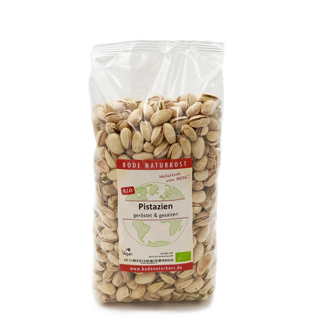 Transparenter Beutel mit gerösteten und gesalzenen Pistazien von Bode Naturkost; Etikett mit 'BIO' und 'vegan' sichtbar.