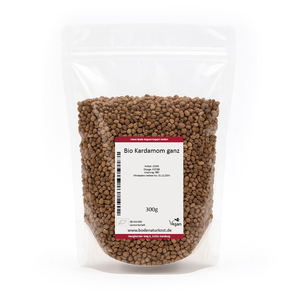 Transparent genlukkelig pose med 300 g økologisk hel kardemomme, små brune frø, hvid baggrund og synlig etiket