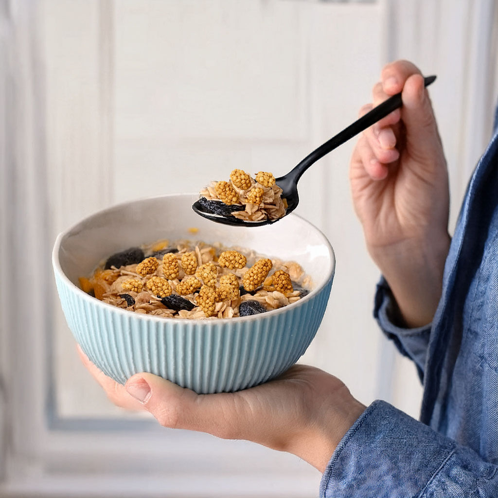 Blå skål med granola og gyldne bær
