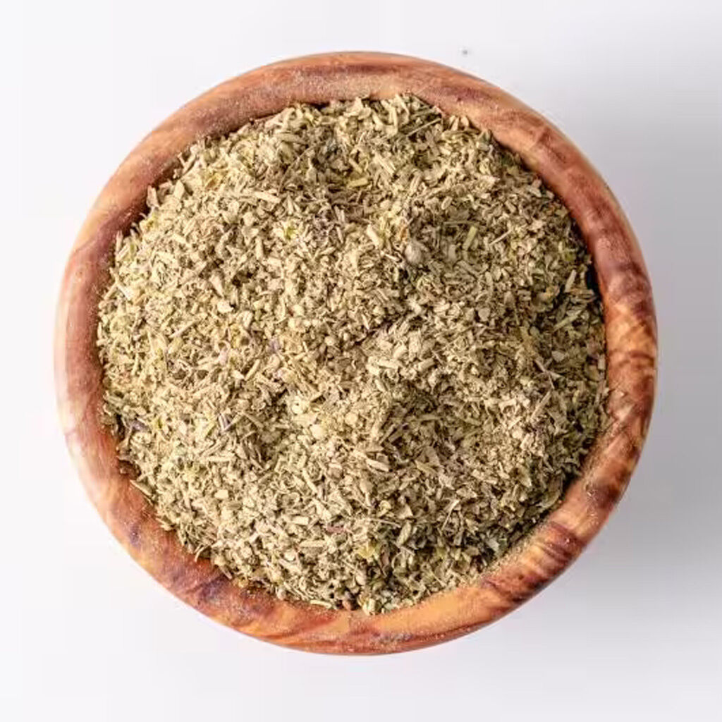 Eine Schale gefüllt mit Kräutern der Provence, einer traditionellen Kräutermischung der französischen Küche.