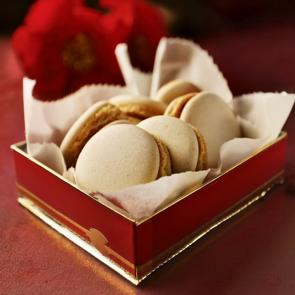 Elegant gaveæske fyldt med gourmetmakroner