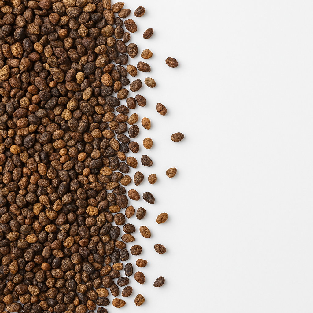 Små brune granuler spredt på hvid baggrund