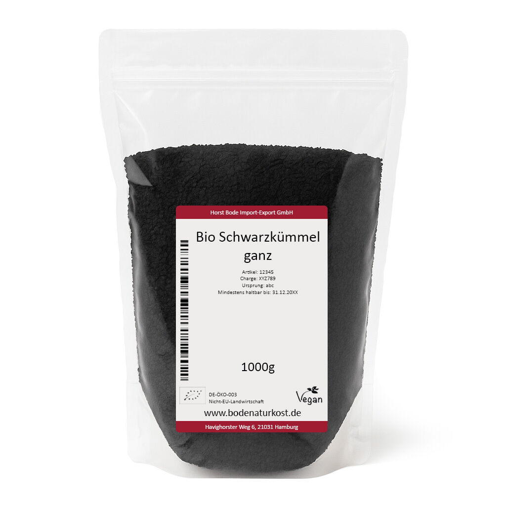 Billede af en 1000 g genlukkelig plastpose med økologisk hel sortkommen (sortkommenfrø), hvid etiket med rød kant, stregkode, vegan-mærke og webadresse