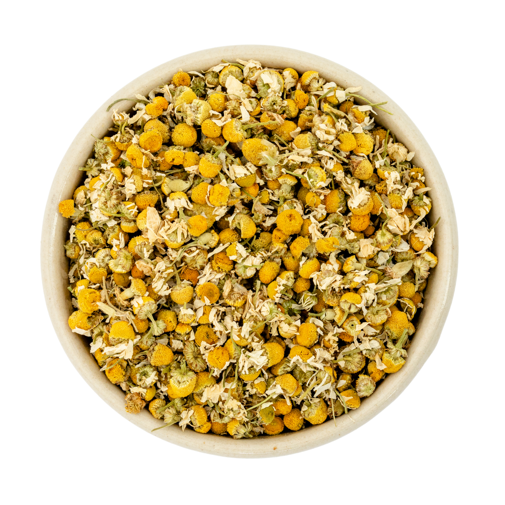 Nærbillede af tørrede kamilleblomster i en keramisk skål, gule blomsterhoveder velegnede til te, infusioner og urteprodukter