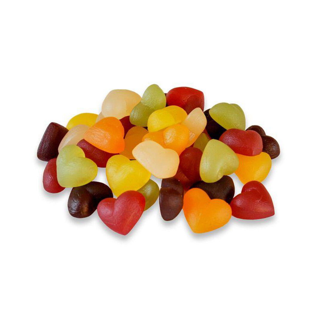Billede af farverige hjerteformede vingummier i forskellige frugtfarver på hvid baggrund