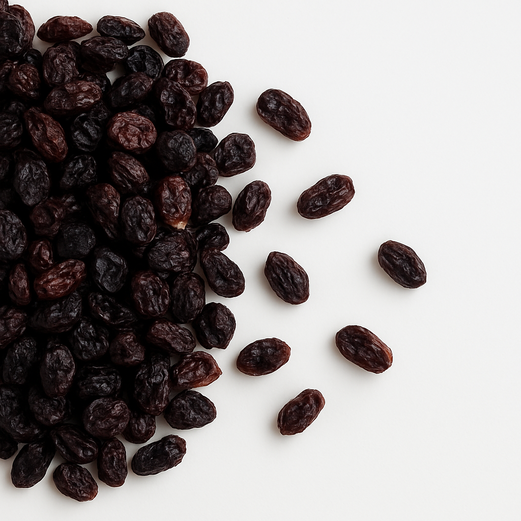 En bunke økologiske tørrede rosiner spredt ud på en hvid overflade