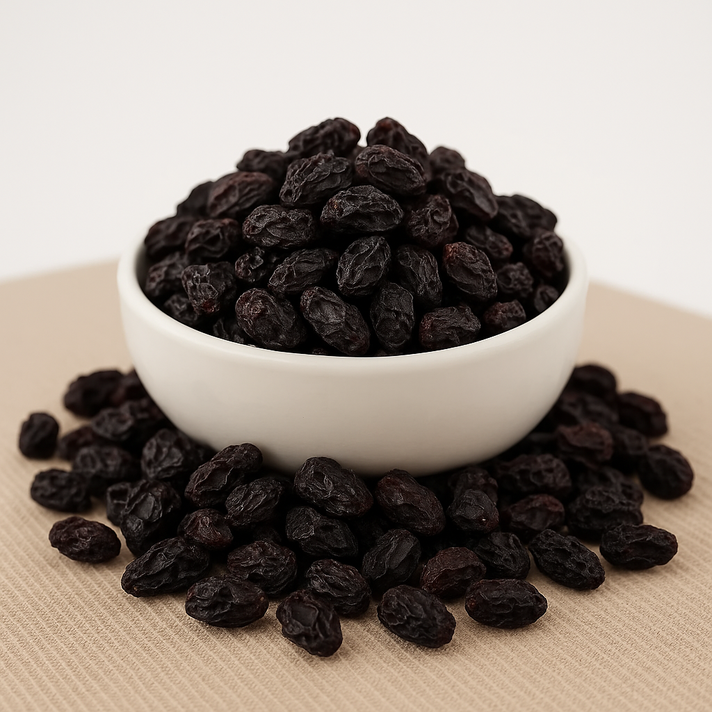 En hvid skål fyldt med økologiske tørrede rosiner på en beige overflade