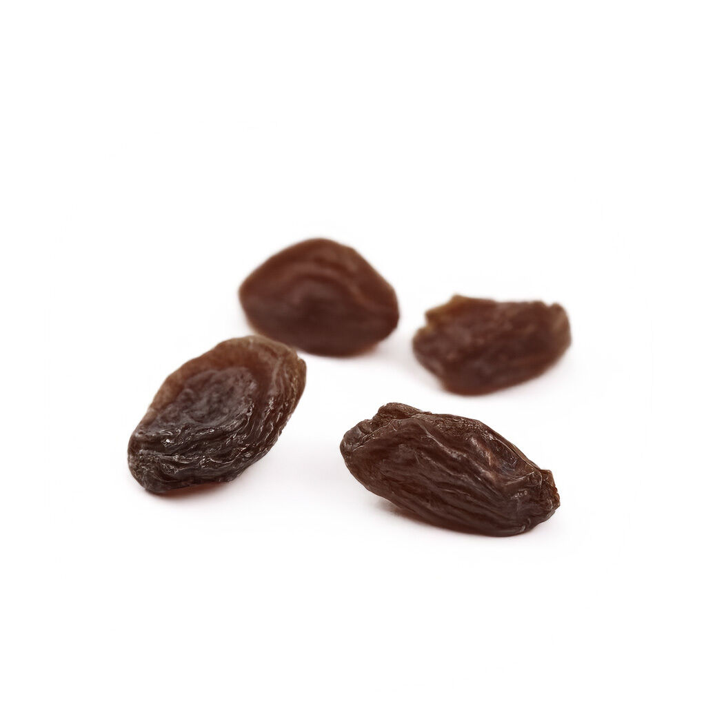 Fire tørrede rosiner på en hvid overflade, der viser deres rynkede tekstur.