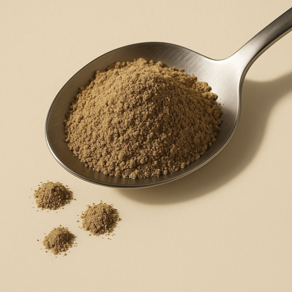 En bunke økologisk kværnet krydderi på en metalske med små bunker på en beige baggrund.