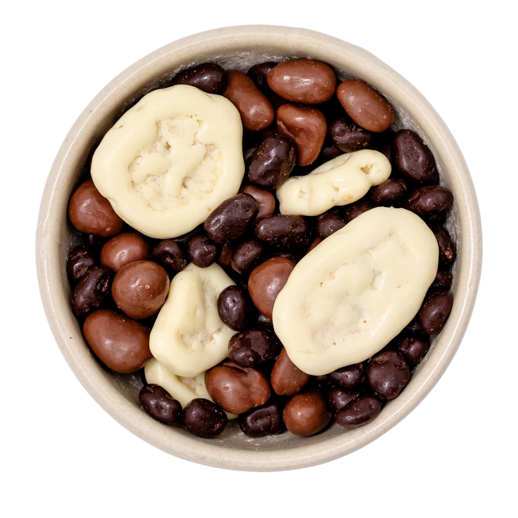 Top-Down-Aufnahme einer runden Schale mit dunkel- und milchschokoladenüberzogenen Nüssen sowie weißen Schokoladenstücken