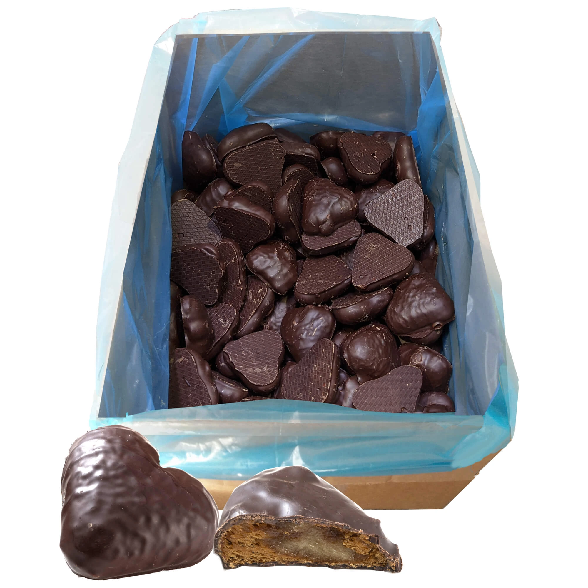 Kartonæske med mange hjerteformede småkager dækket af mørk chokolade; i forgrunden ses et helt stykke og et halvt stykke med synligt fyld.