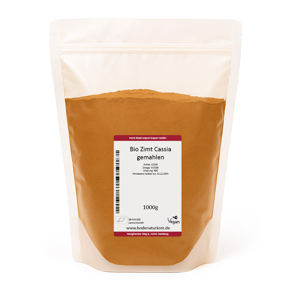 Stående gennemsigtig pose med brunt malet Cassia-kanel, hvid etiket med rød kant og teksten "Bio Zimt Cassia gemahlen", 1000 g