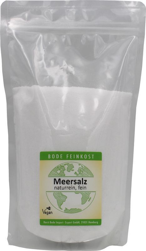 Genlukkelig gennemsigtig plastpose med hvidt, fint havsalt og et grønt mærkelabel med teksten 'Meersalz (naturrein, fein)' samt vegansk ikon