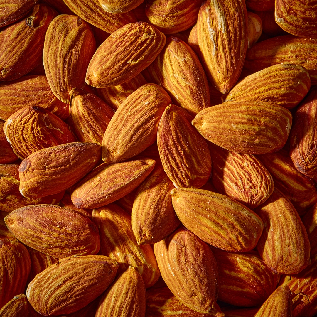 Nærbillede af ristede mandler med gyldenbrun, sprød overflade i tæt arrangement