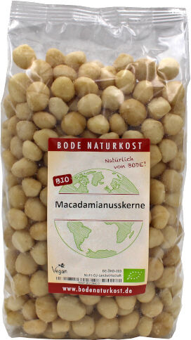 Gennemsigtig plastpose fyldt med økologiske, pillede macadamianødder fra Bode Naturkost med synlig etiket