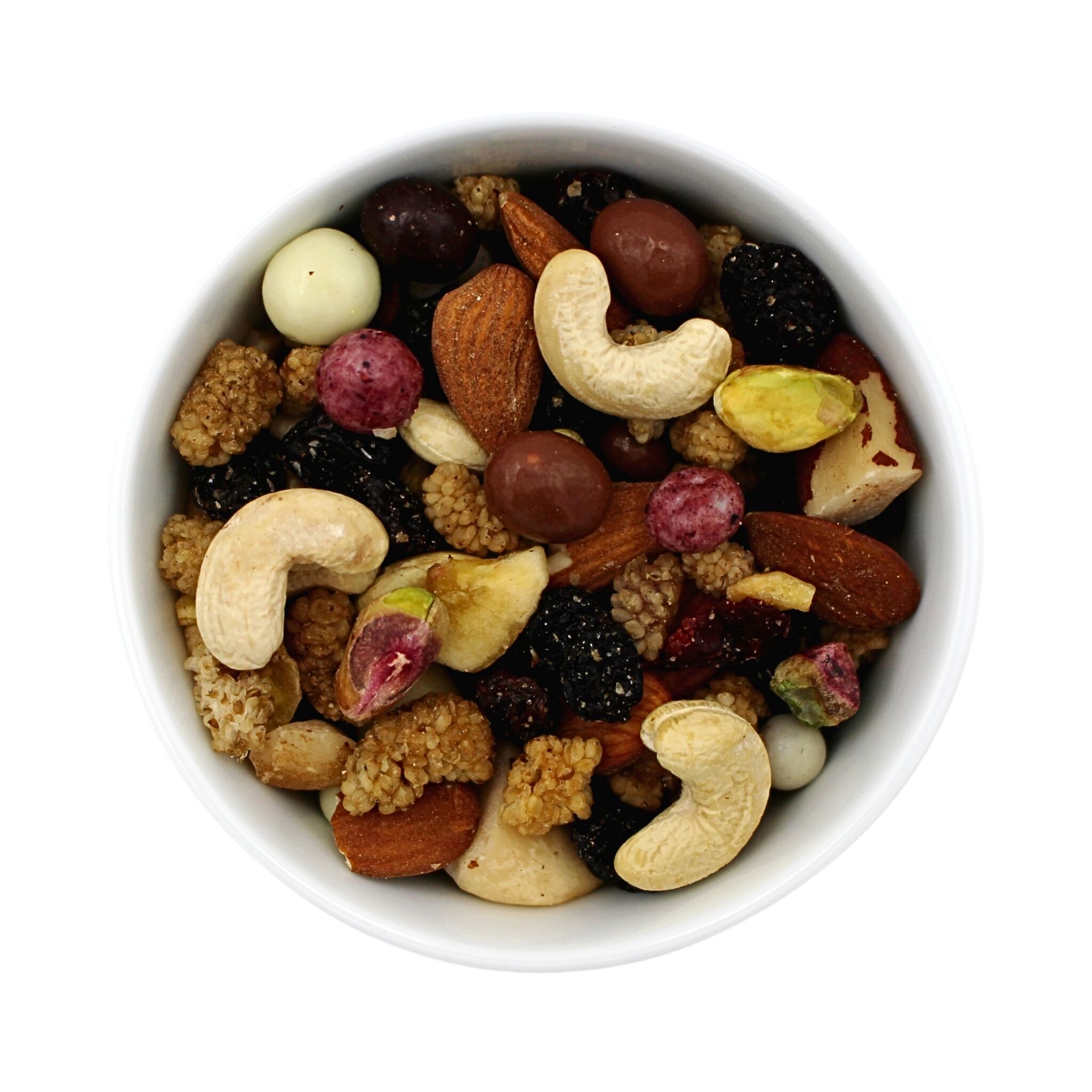 Weißes Schälchen mit Studentenfutter: Cashews, Mandeln, Pistazien, getrocknete Beeren, Maulbeeren und schokoladenüberzogene Nüsse