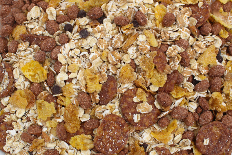 Nahaufnahme eines knusprigen Müslis mit Haferflocken, Cornflakes, Schokopops und Schokostückchen