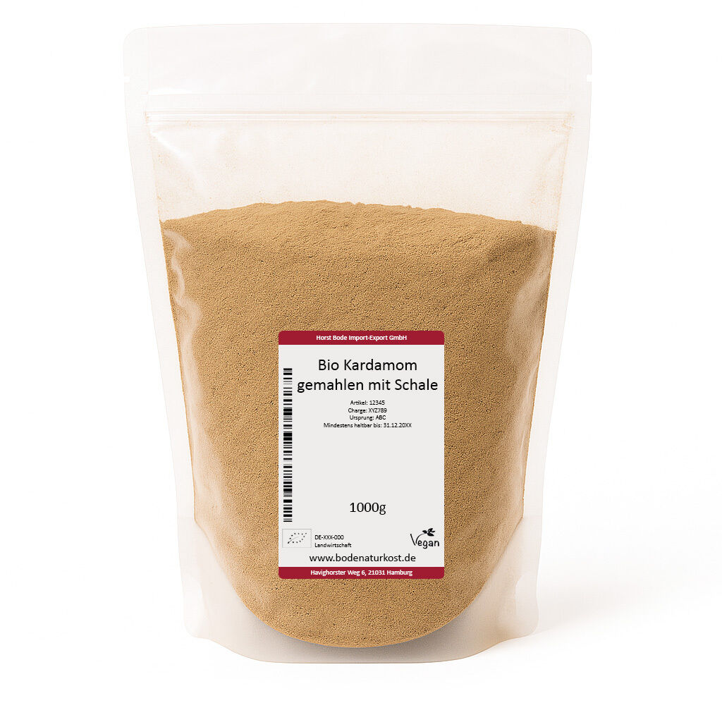 Gennemsigtig genlukkelig pose med 1000 g lysebrun, økologisk stødt kardemomme (med skal) og hvid produktetiket