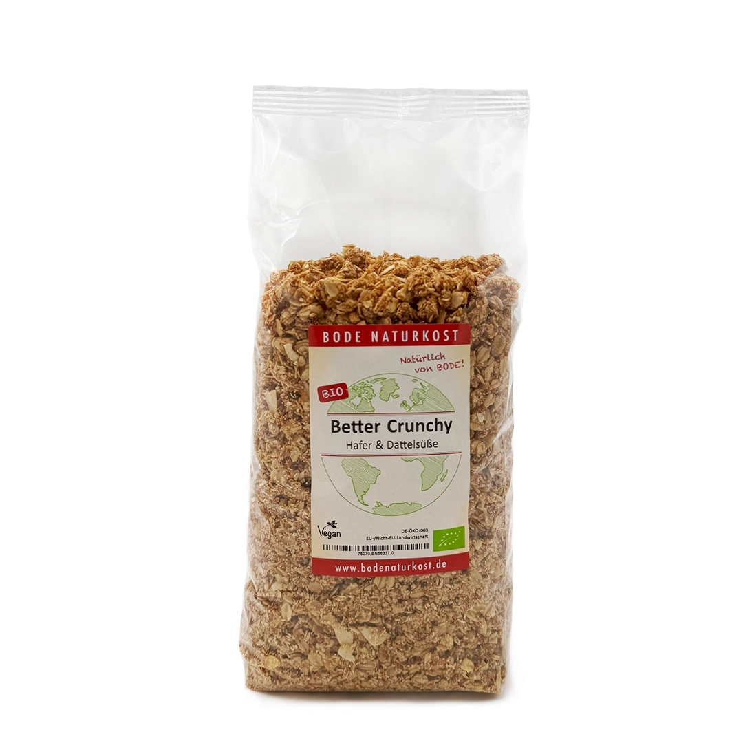 Gennemsigtig plastpose med Bode Naturkost Better Crunchy økologisk granola; synlige havreflager og sprøde klumper, sødet med dadler, vegansk.
