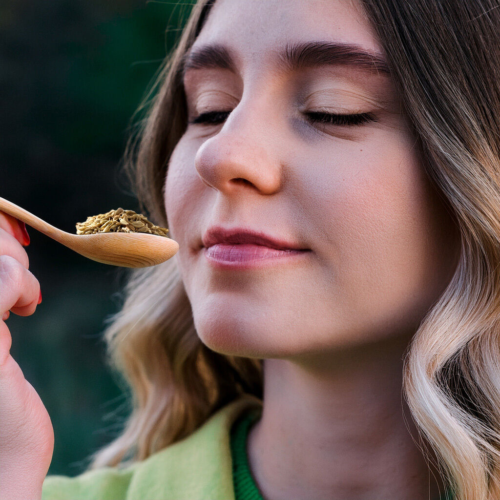 Nærbillede af kvinde, der dufter til krydderier på en træske
