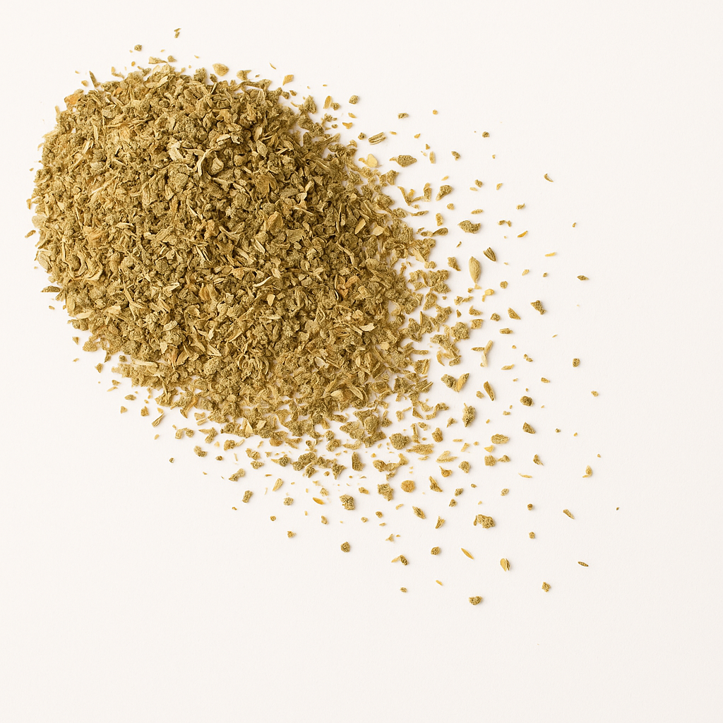 En bunke tørrede pizzakrydderier blade på hvid baggrund