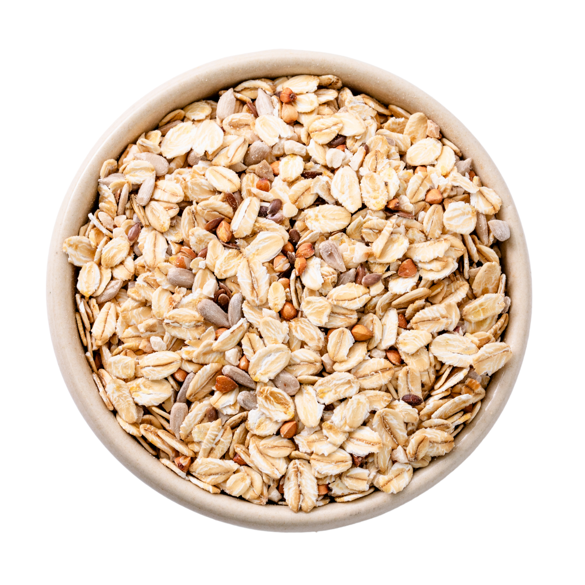 Nahaufnahme einer Schale mit Haferflocken-Müsli, Sonnenblumenkernen, Leinsamen und Buchweizenkörnern auf weißem Hintergrund