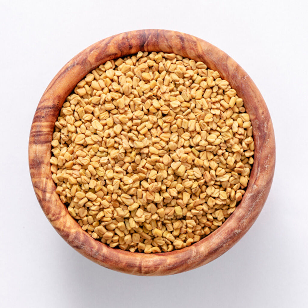 Træskål fyldt med gyldne bukkehornsfrø set oppefra