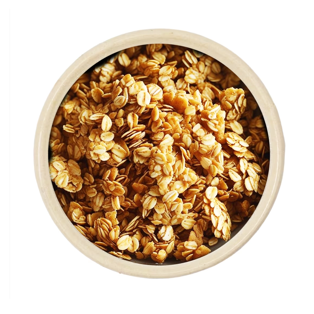 Holzschale mit knusprigem Hafer-Granola und gerösteten Haferflocken, Nahaufnahme