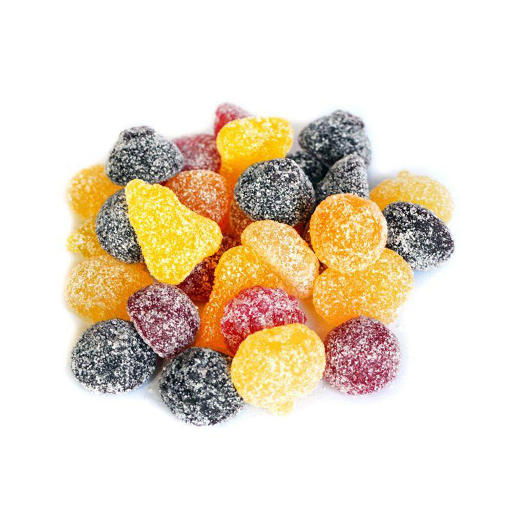 Bunke af sukkerbelagte frugtgummier i gul, orange, rød og sort på hvid baggrund