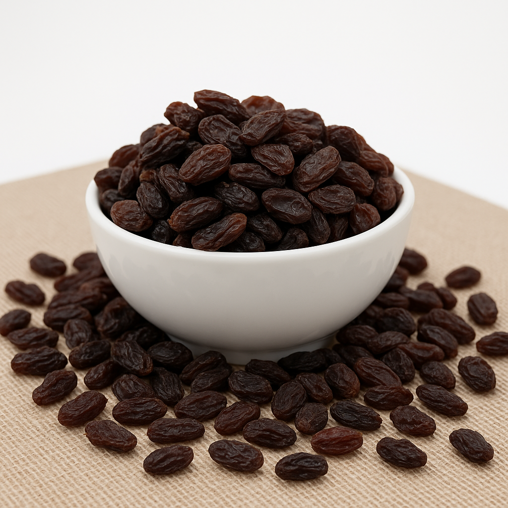 En hvid skål fyldt med økologiske rosiner på stof