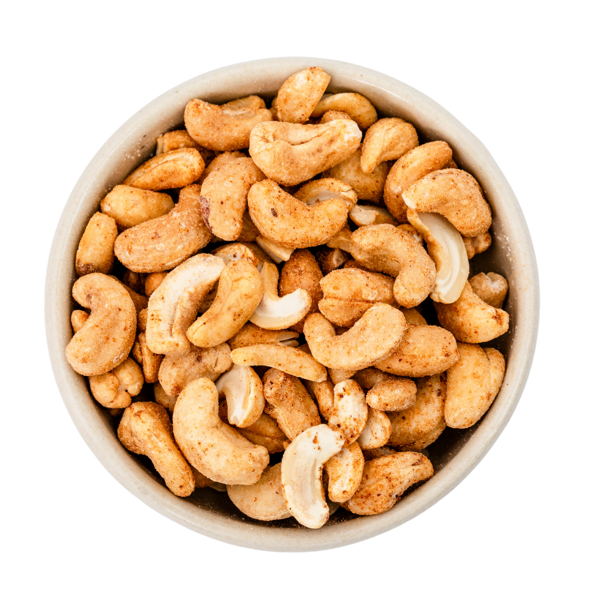 Schüssel mit gerösteten, gewürzten Cashewkernen auf weißem Hintergrund, Nahaufnahme