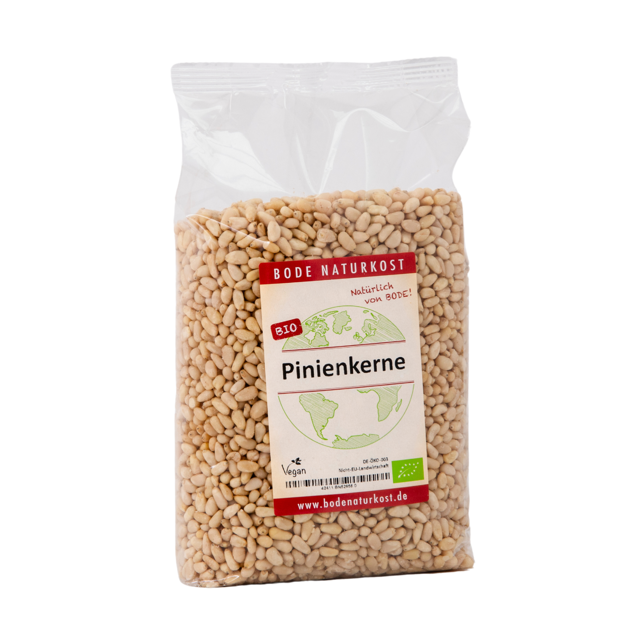Klar plastpose fyldt med lyse økologiske pinjekerner fra Bode Naturkost med synlig etiket