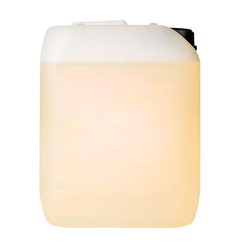 Halvgennemsigtig plastdunk med lys gul væske